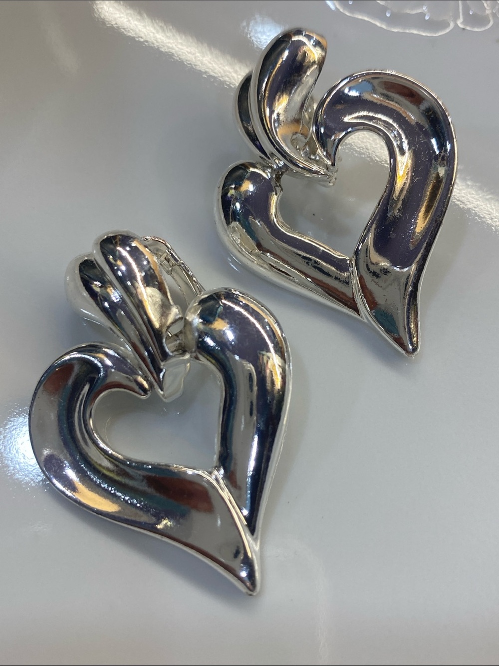 Silver Heart Clip-On Earrings - Sculpted Heart Design Vintage 1990 - Picture 3 of 4